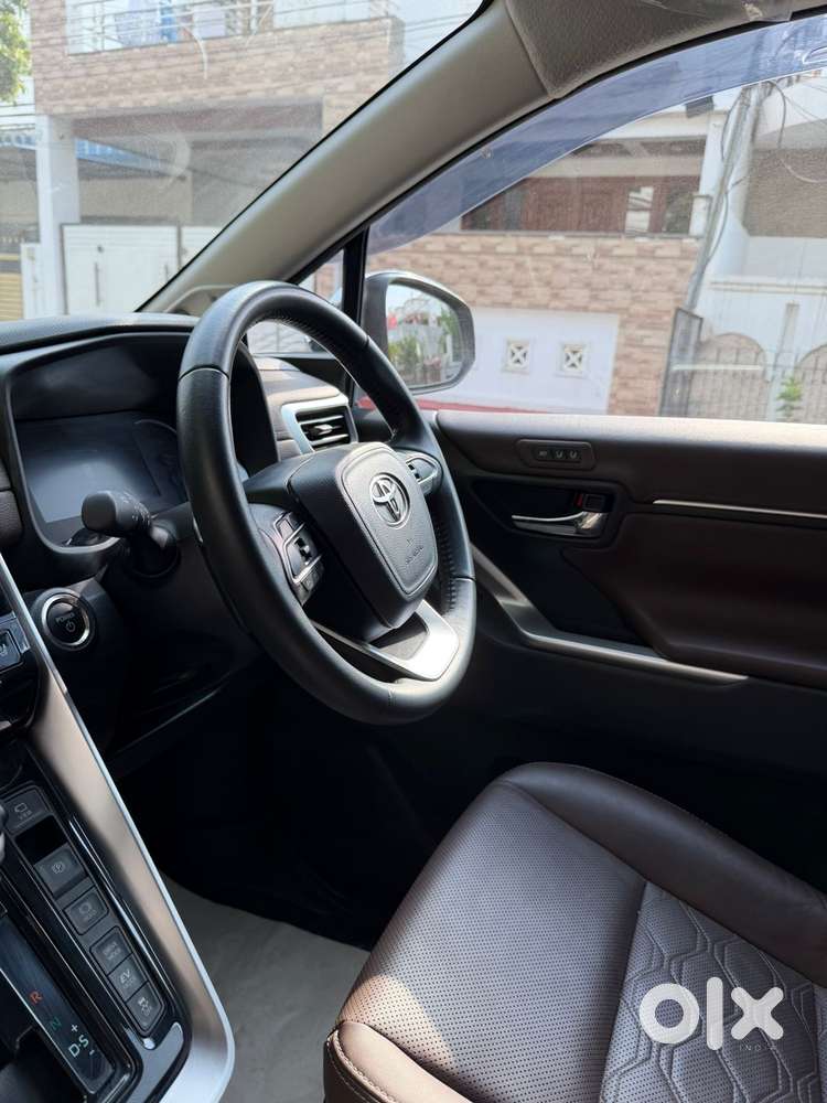 Toyota Innova Hycross 2.0 Zx Hybrid 7 Str, 2025, Petrol