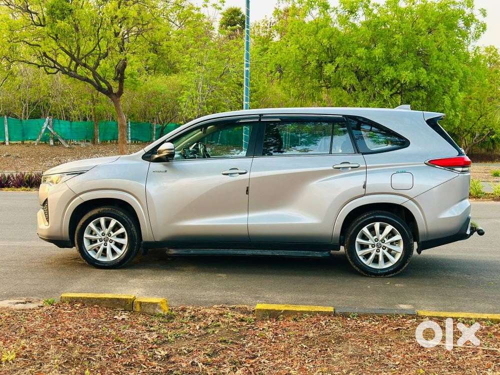 Toyota Innova Hycross