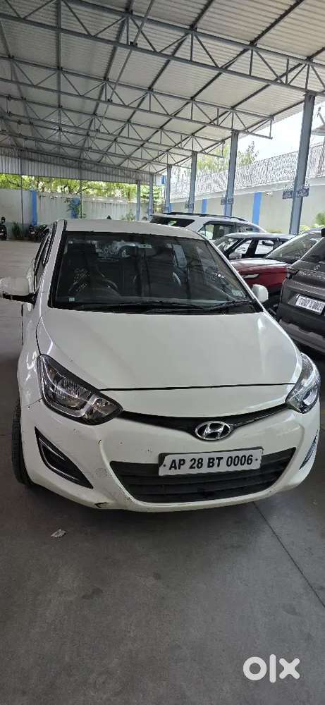 Hyundai I20 2012 - Lcd Display And Back Camera