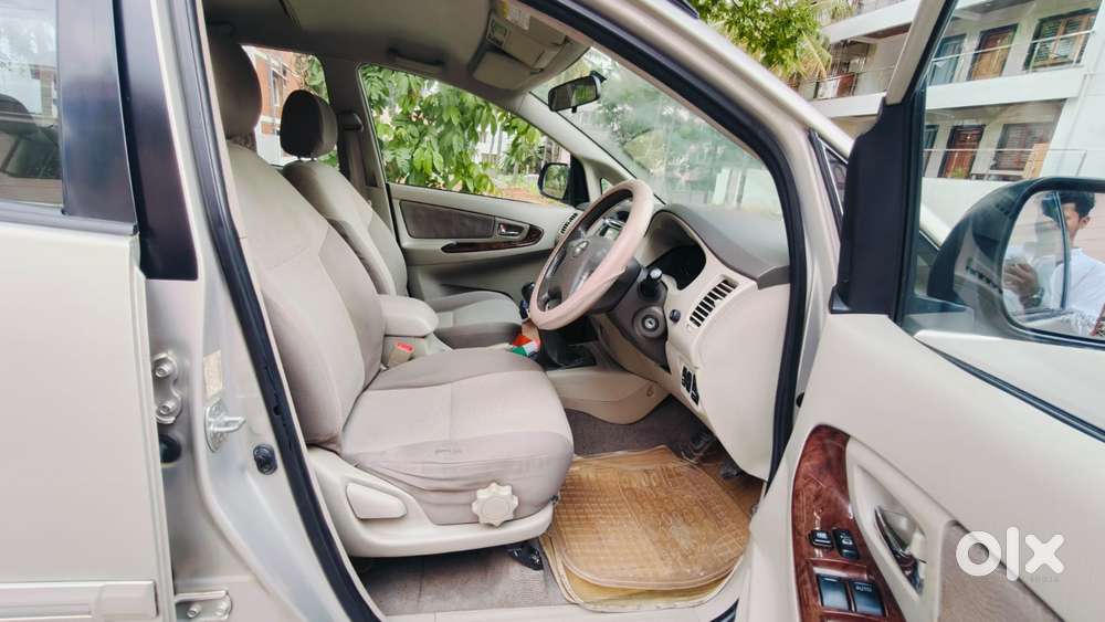 Toyota Innova 2.5 V Diesel 8-seater, 2012, Diesel