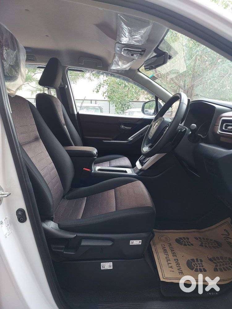 Toyota Innova Hycross 2.0 Vx (o) Hybrid 7 Str, 2025, Petrol