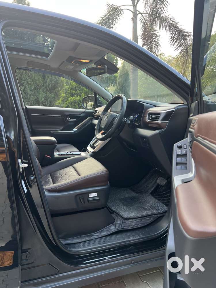 Toyota Innova Hycross 2.0 Zx (o) Hybrid 7 Str, 2023, Electric