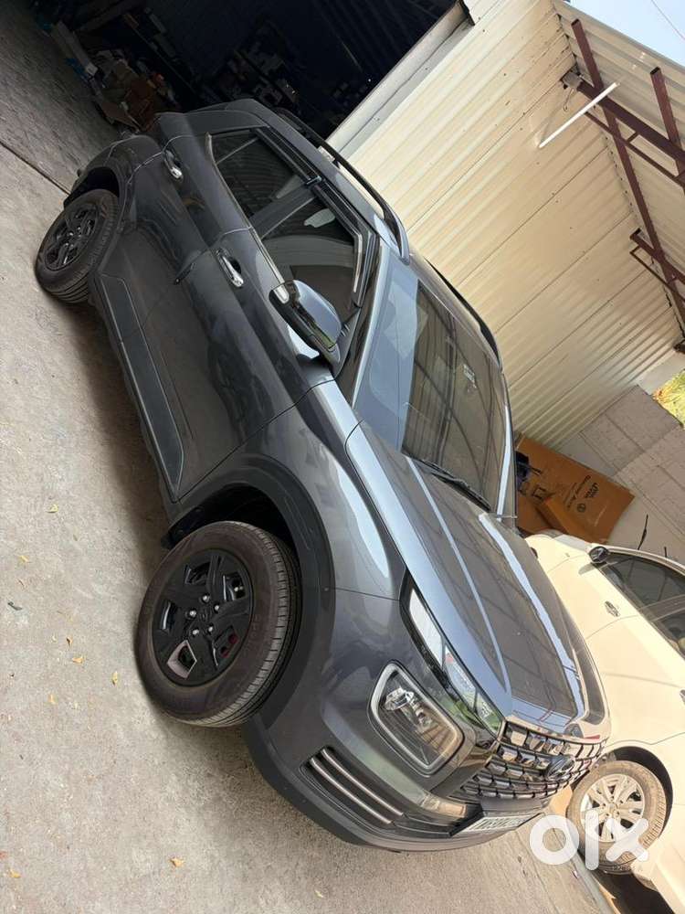 Hyundai Venue 2025 Petrol 800 Km Driven