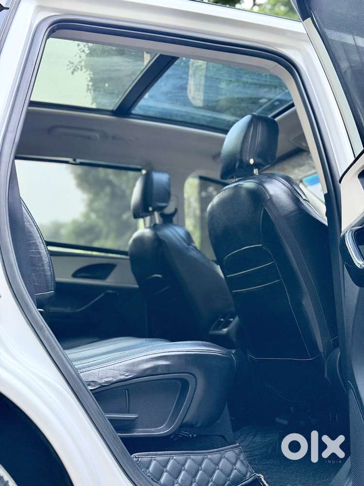 Mahindra Xuv700 2.0 Ax 5 Petrol Mt 7 Str, 2022, Petrol