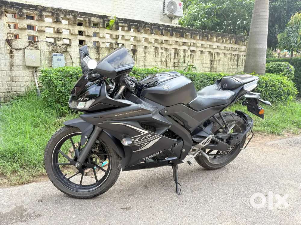 Yamaha R15 Black Image New Bike R15 High Performance Carbon Road