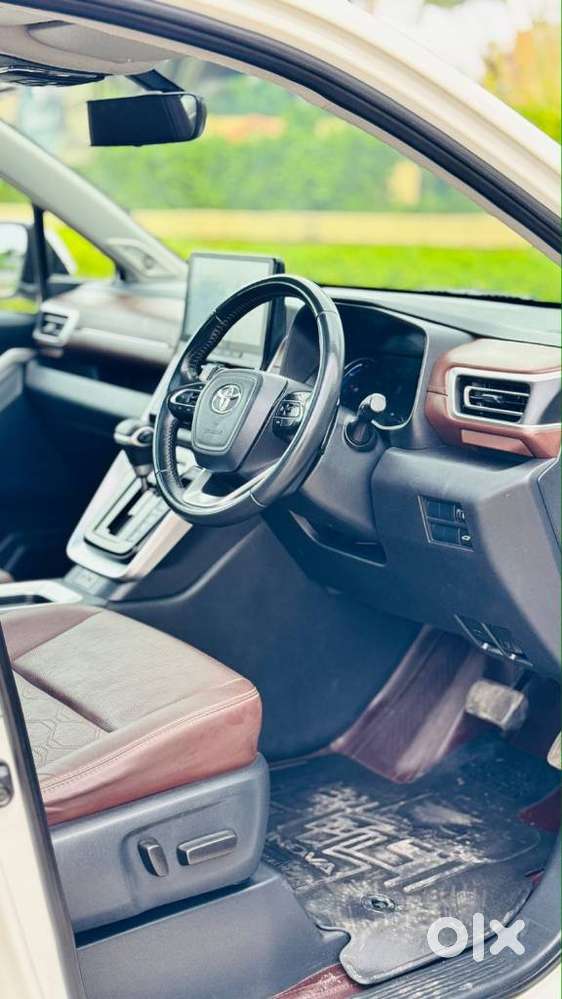 Toyota Innova Hycross, 2023, Petrol