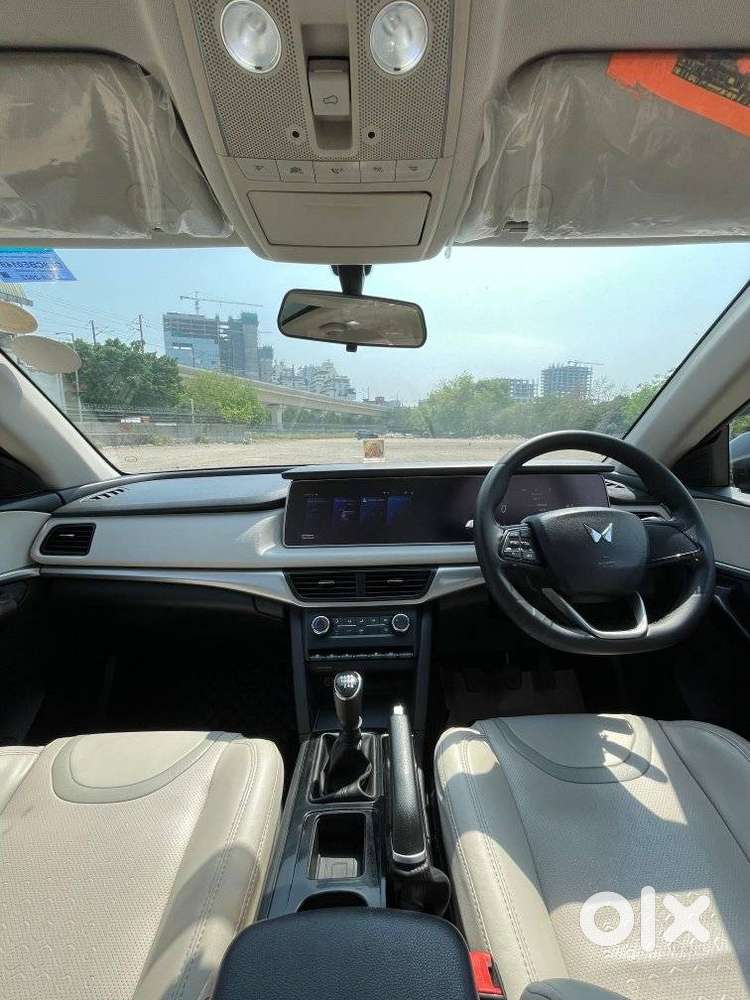 Mahindra Xuv700 Ax 5 Petrol Mt Str (e), 2022, Petrol