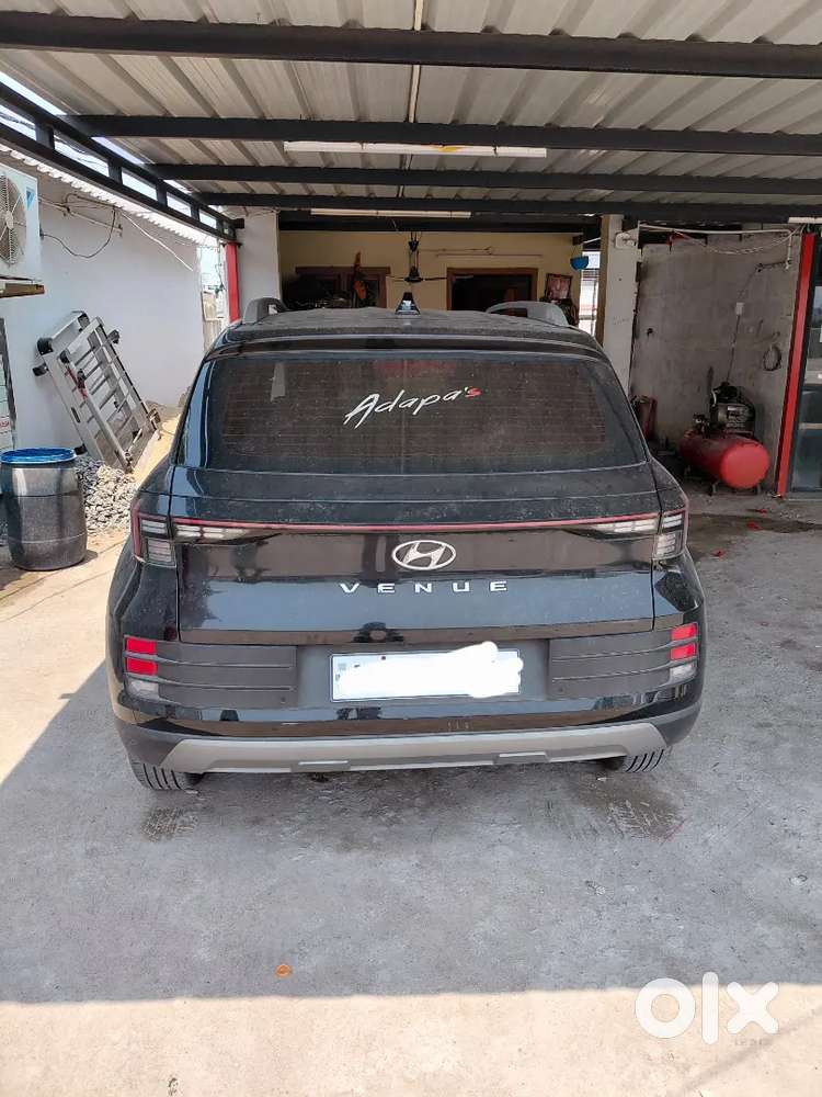Hyundai Venue 2024 Petrol Well Maintained