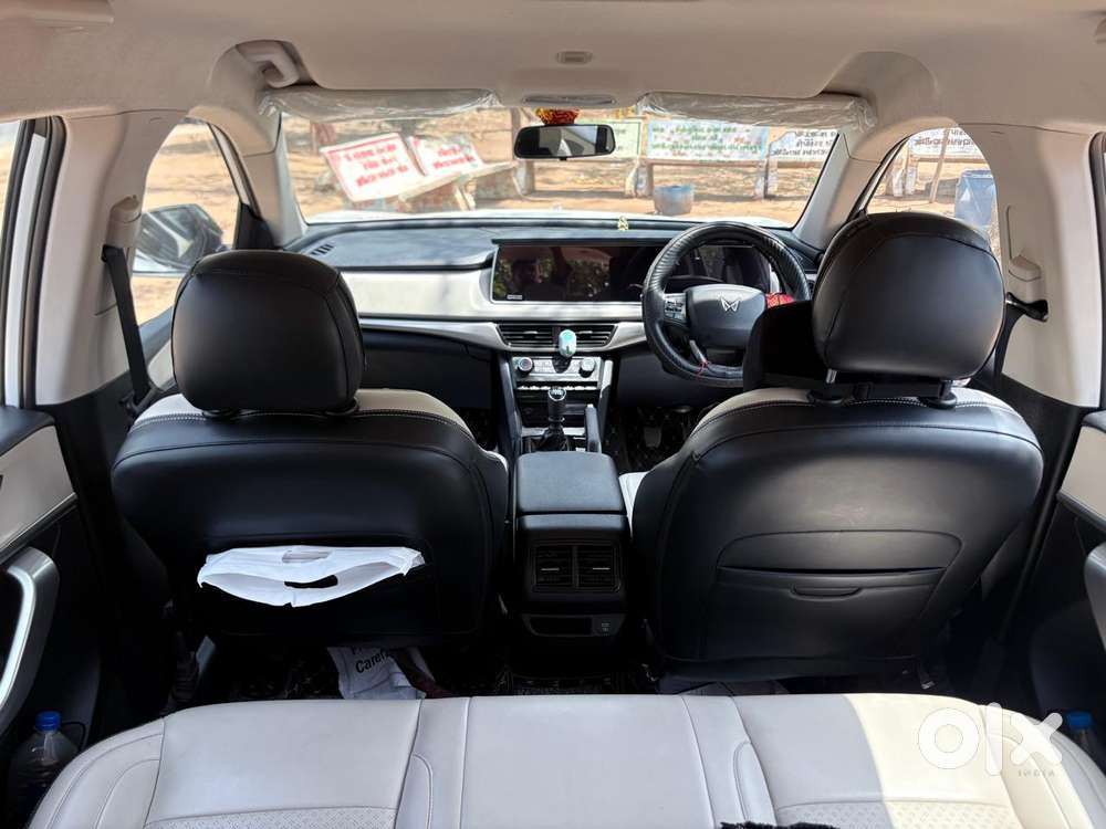 Mahindra Xuv700 2.0 Ax 3 Petrol Mt 5 Str, 2023, Petrol