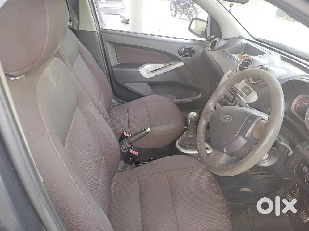 Ford Figo Titanium Blu 2012