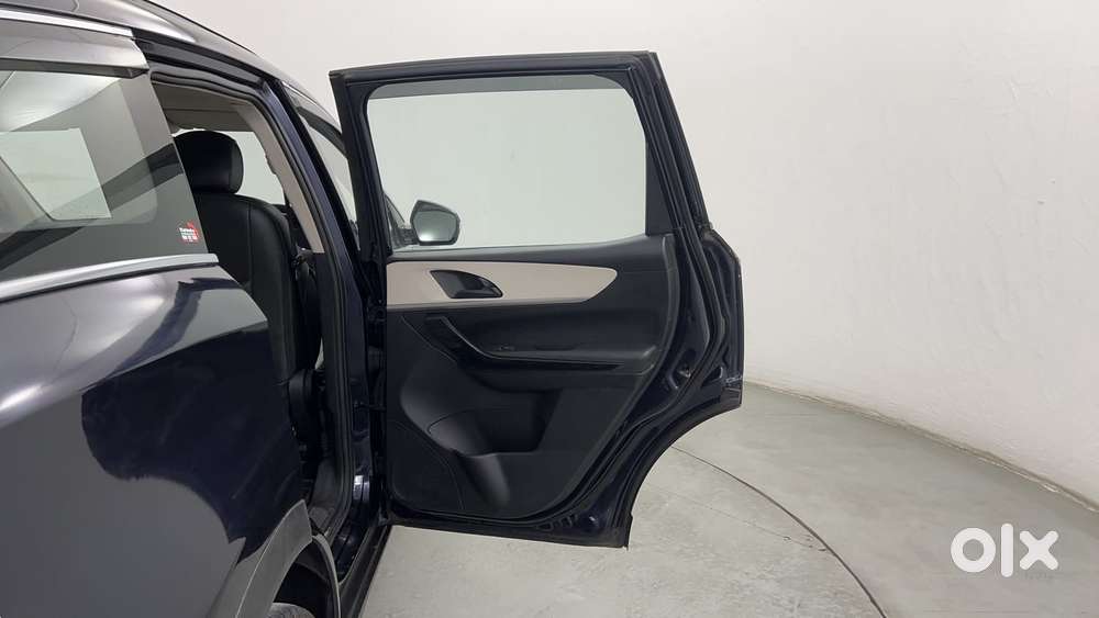 Mahindra Xuv700 2.0 Ax 5 Petrol At Str, 2022, Petrol