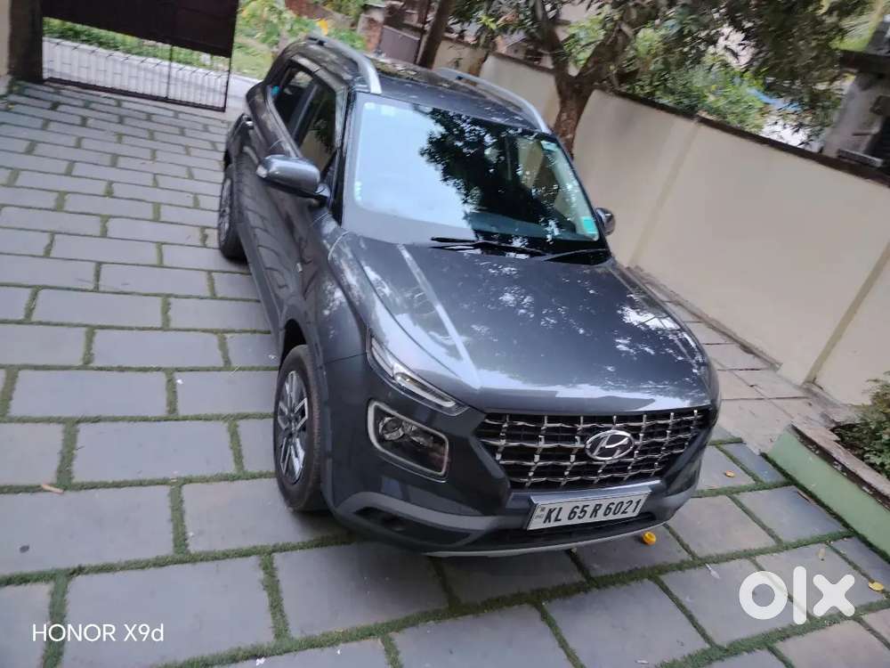 Hyundai Venue 2021 Petrol 12800 Km Driven