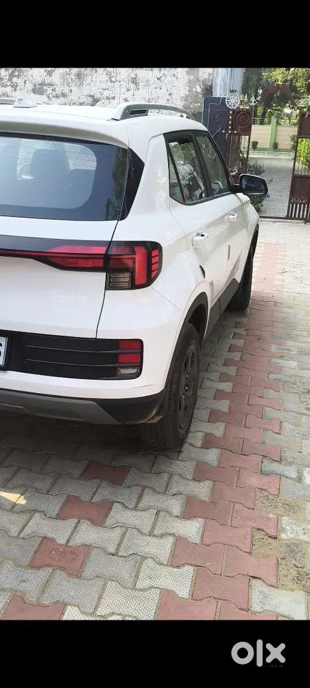 Hyundai Venue 2023 Petrol 9000 Km Driven