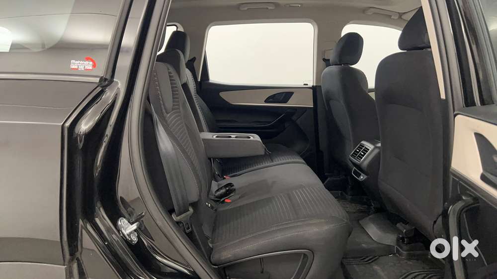 Mahindra Xuv700 2.0 Ax 5 Petrol Mt 7 Str, 2025, Petrol