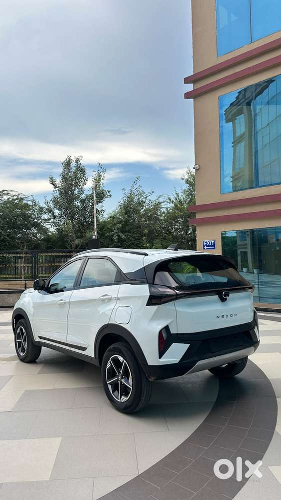 Tata Nexon Creative Plus S 1.2 Revotron Petrol 6 Amt Dt, 2026