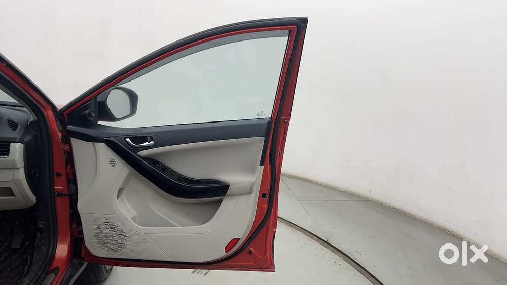 Tata Nexon 1.5 Revotorq Xza Plus Dual Tone Roof (o) Amt, 2021, Diese..