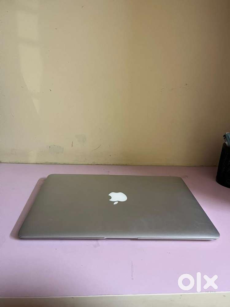 MacBook Air 13-inch: Early 2015 8GB RAM 128GB SSD good condition