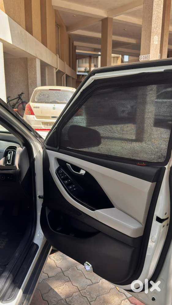 A Stylish White Hyundai Creta-sx 1.5