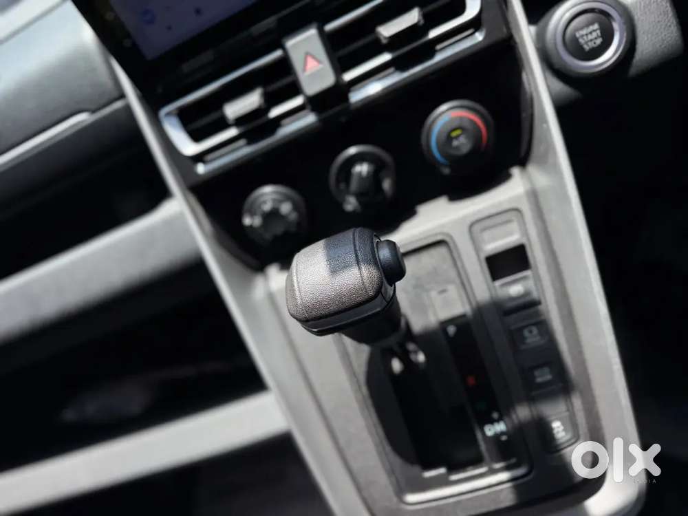 Toyota Innova Hycross 2.0 Petrol 2024