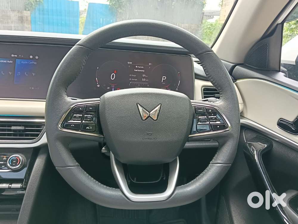 Mahindra Xuv700 2.0 Ax 7 Petrol At Str, 2025, Petrol