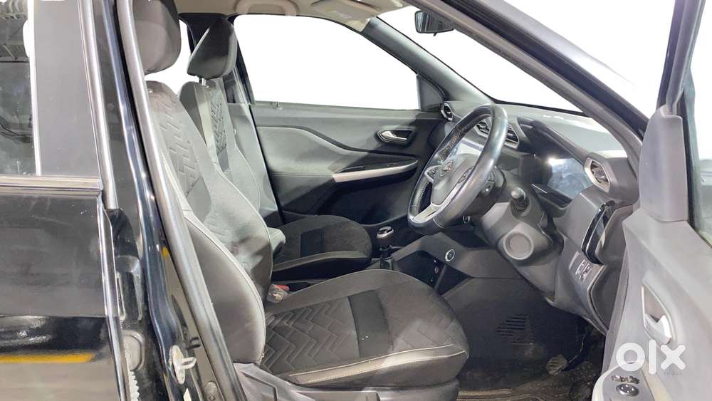 Nissan Magnite 1.0 Xv Premium, 2022, Petrol