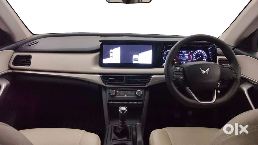 Mahindra Xuv700 2.0 Mx Petrol Mt 5 Str, 2022, Petrol