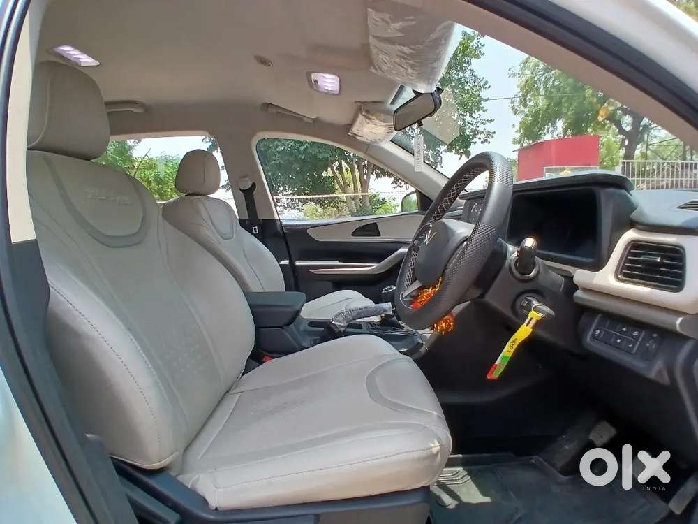 2022 Xuv700 Mx Petrol  25000 Km  Excellent Condition