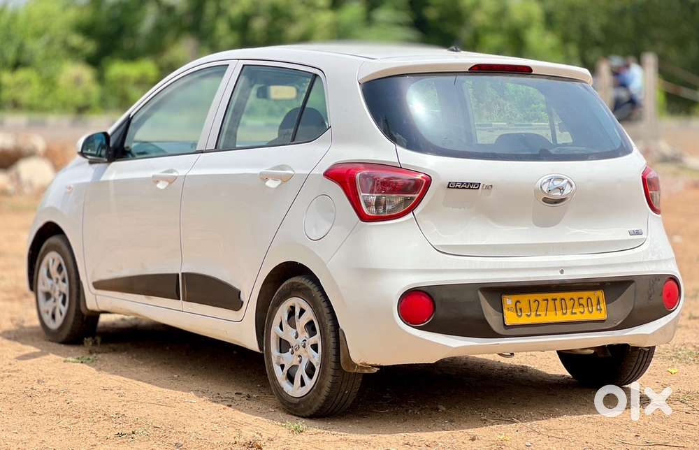 Hyundai Grand I10 2017 Taxi Passing Car