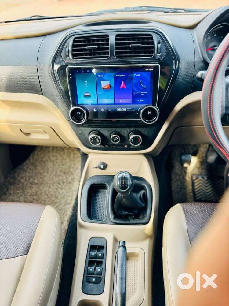 Mahindra Tuv 300 T4 Plus, 2019