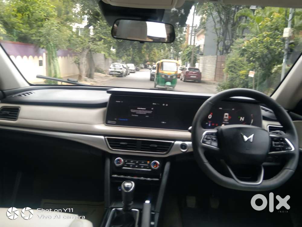 Mahindra Xuv700 2.0 Ax 7 Petrol Mt Str, 2025, Petrol