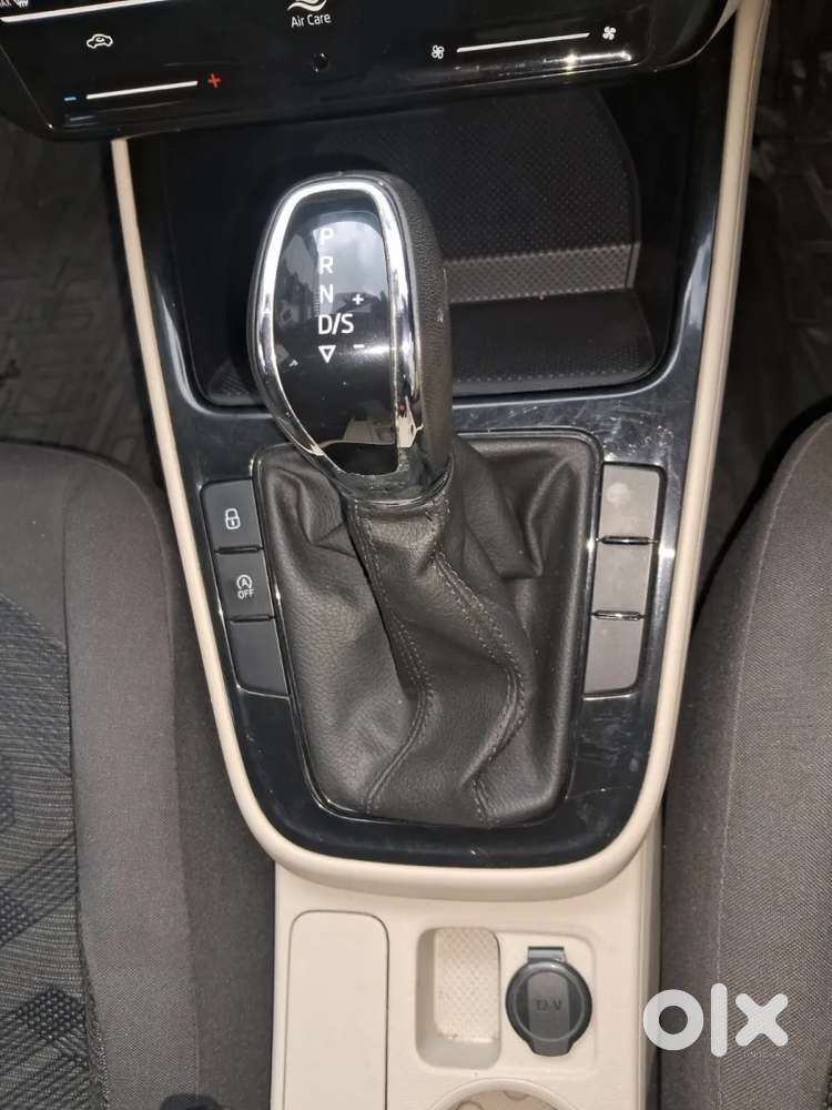 Skoda Slavia Ambition 1.0l Tsi At, 2022, Petrol