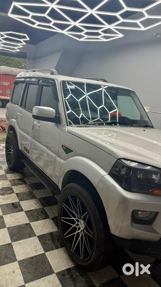 Mahindra Scorpio Classic S10 2016