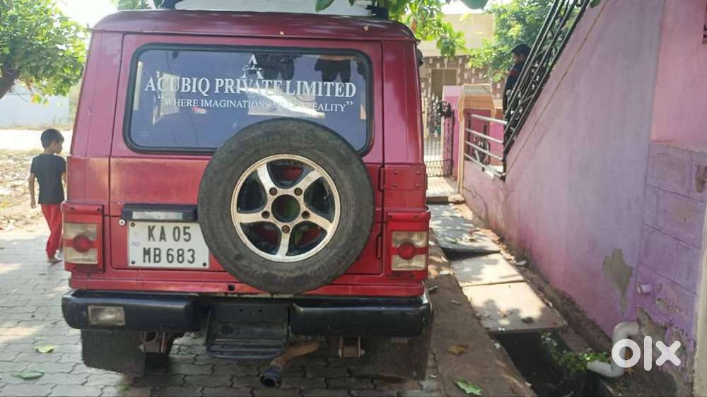 7 Seaters Red Colour