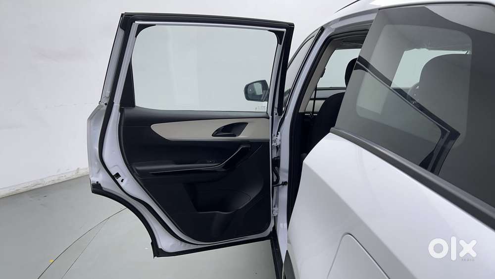 Mahindra Xuv700 2.0 Ax 5 Petrol Mt 7 Str, 2025, Petrol