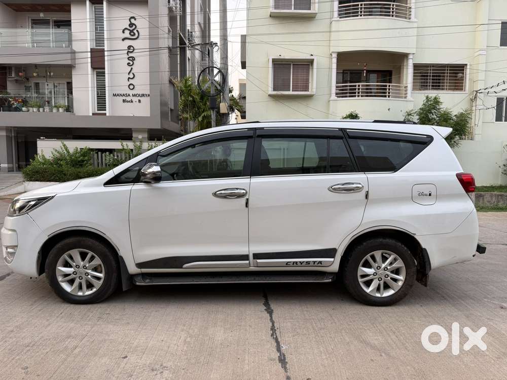 Toyota Innova Crysta 2.4 G Mt 8s, 2023, Diesel