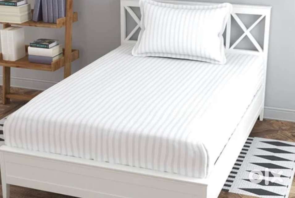 White bedsheet and pillow