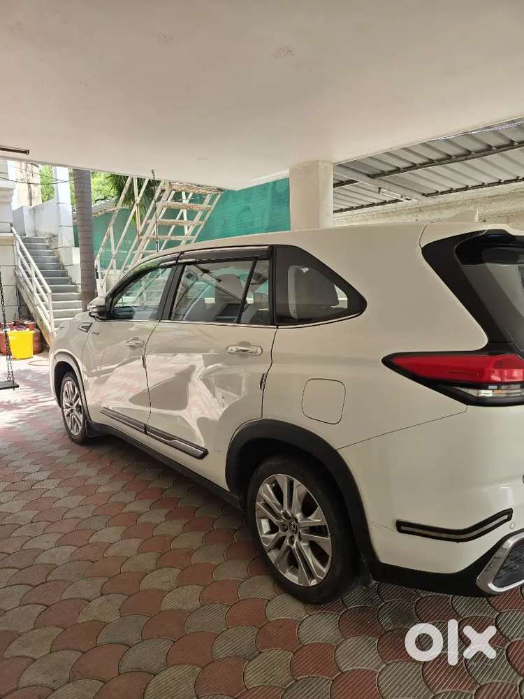 Toyota Innova Hycross 2023 Petrol Good Condition