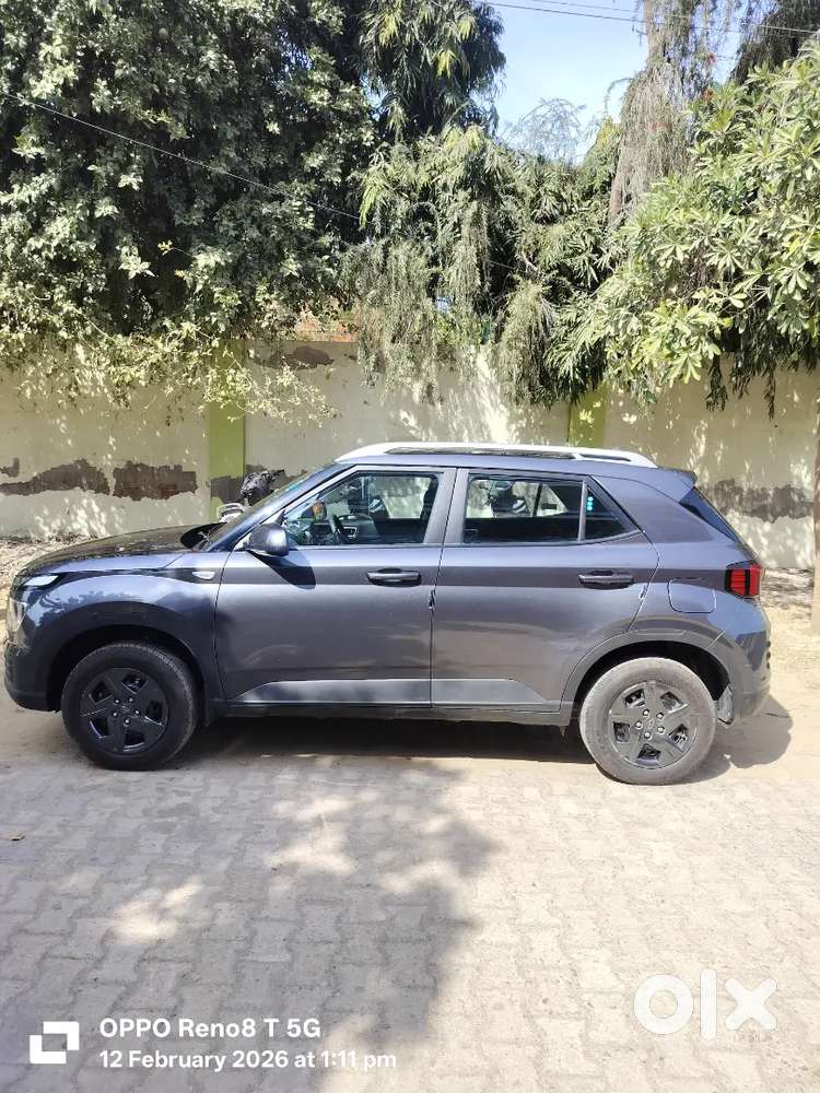 Hyundai Venue 2025 Petrol 4000 Km Driven