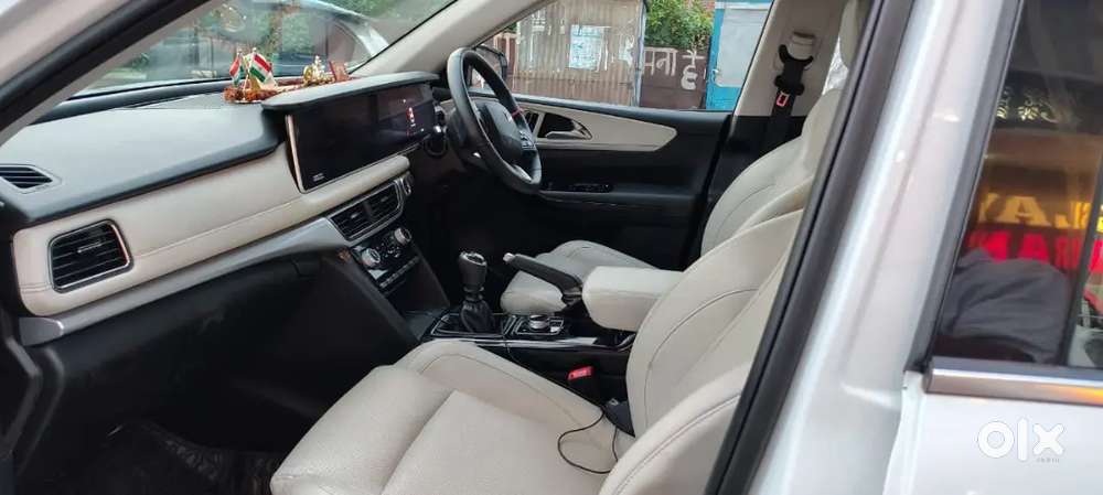 Mahindra Xuv700 2024 Petrol Well Maintained