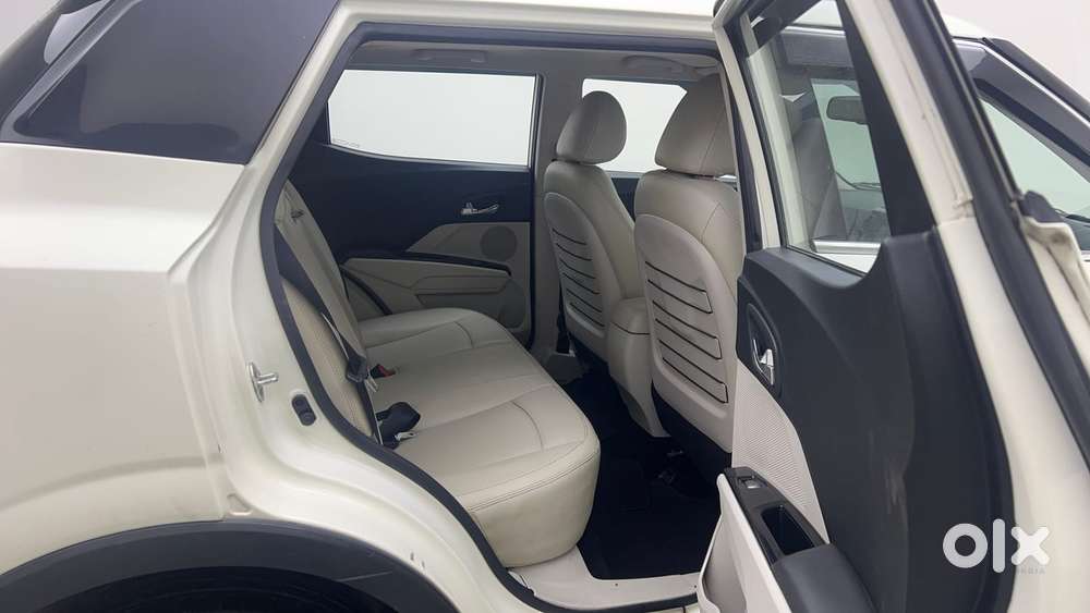 Mahindra Xuv300 W8 (o) 1.5 Diesel Amt, 2022, Diesel