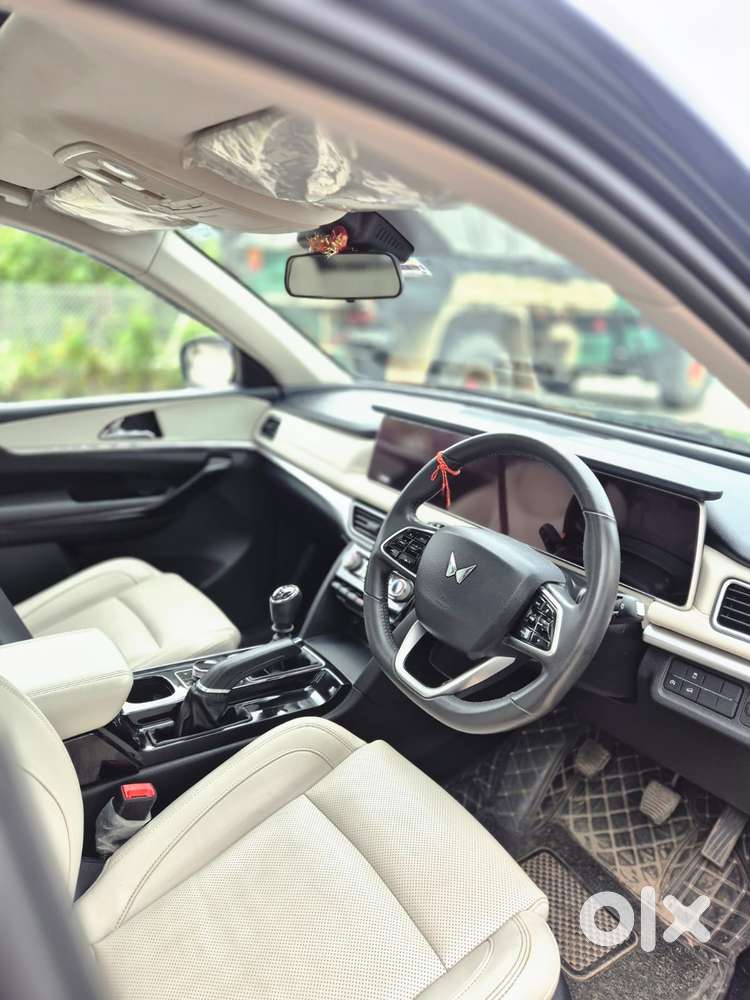 Mahindra Xuv700 2.0 Ax 5 Petrol Mt Str, 2023, Petrol