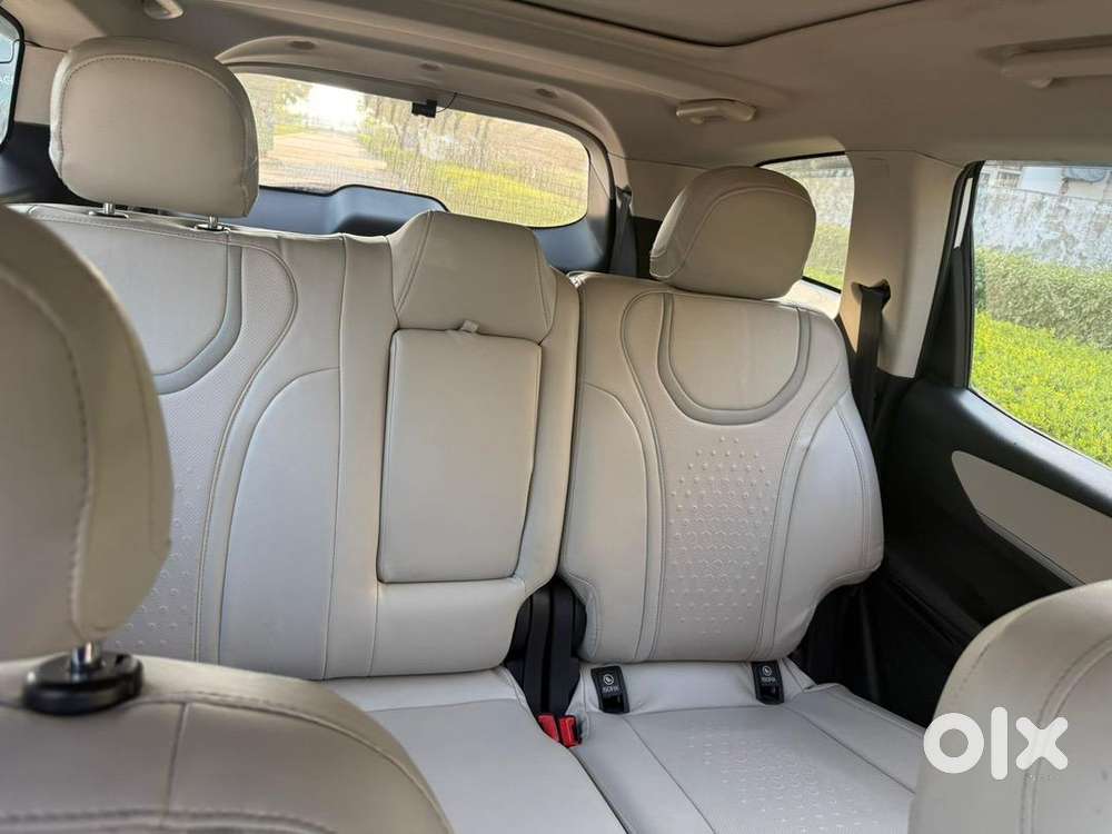 Mahindra Xuv700 2023 Diesel Well Maintained
