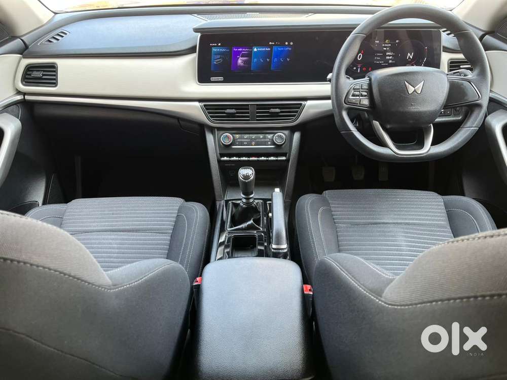 Mahindra Xuv700 2.0 Ax 3 Petrol Mt 5 Str, 2022, Petrol