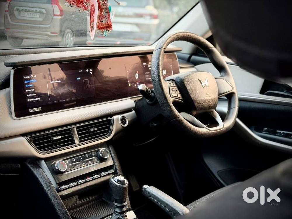 Mahindra Xuv700 2.0 Ax 5 Petrol Mt 7 Str, 2024, Petrol