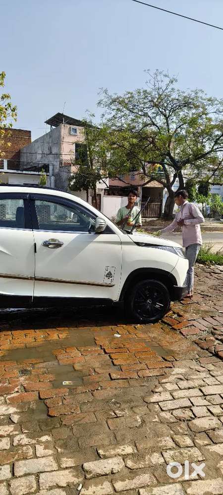 Mahindra Kuv 100 K6+