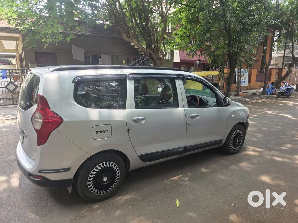 Renault Lodgy 85 Psi Rxl Dci 2015 Sliver In Very Good Condition.