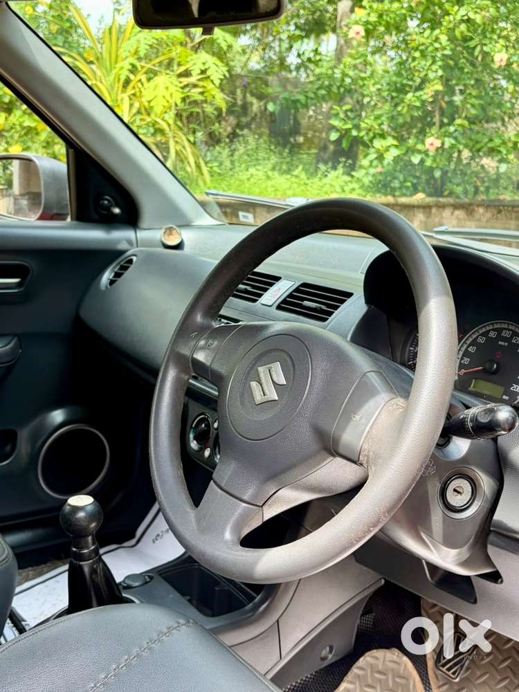 Bright Red Maruti Suzuki Lxi