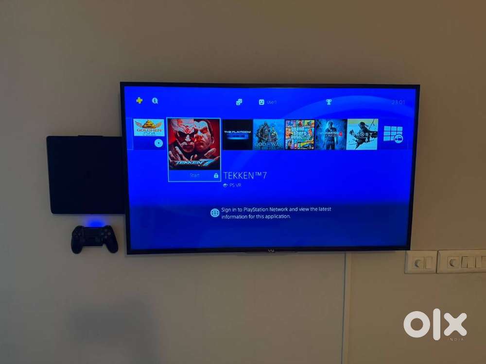 Playstation 4 Slim 500 GB with wall mount and 5 games