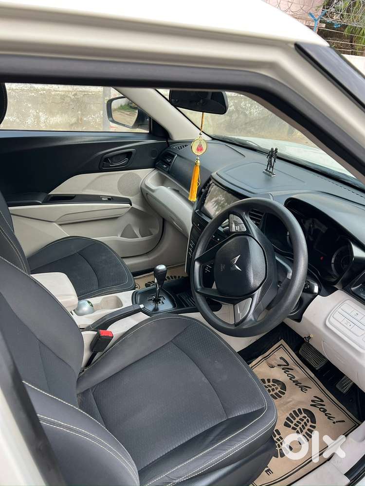 Xuv 300 W6 Amt (2023)