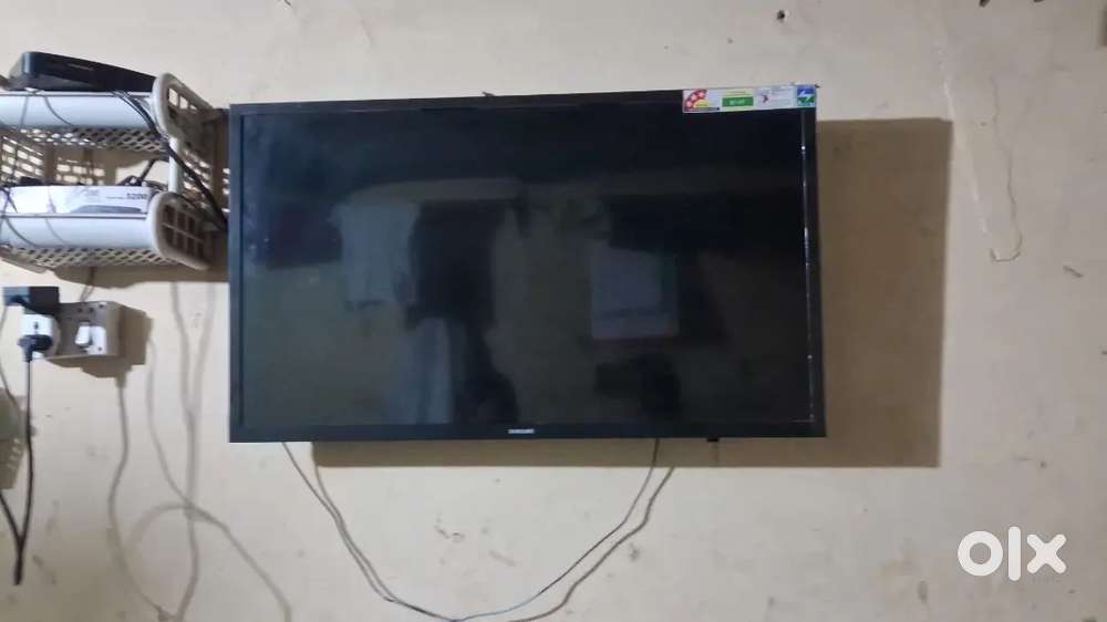 Non smart LCD 80cm or 5 year old hai bass or koi कमी nhi है  ghar sift